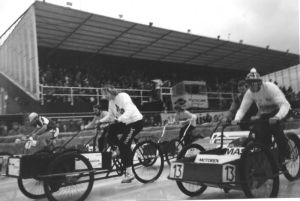 met de bakfiets op de kunstijsbaan